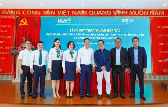 Chụp hình cùng các đại diện của Solia Group và Ngân hàng BIDV