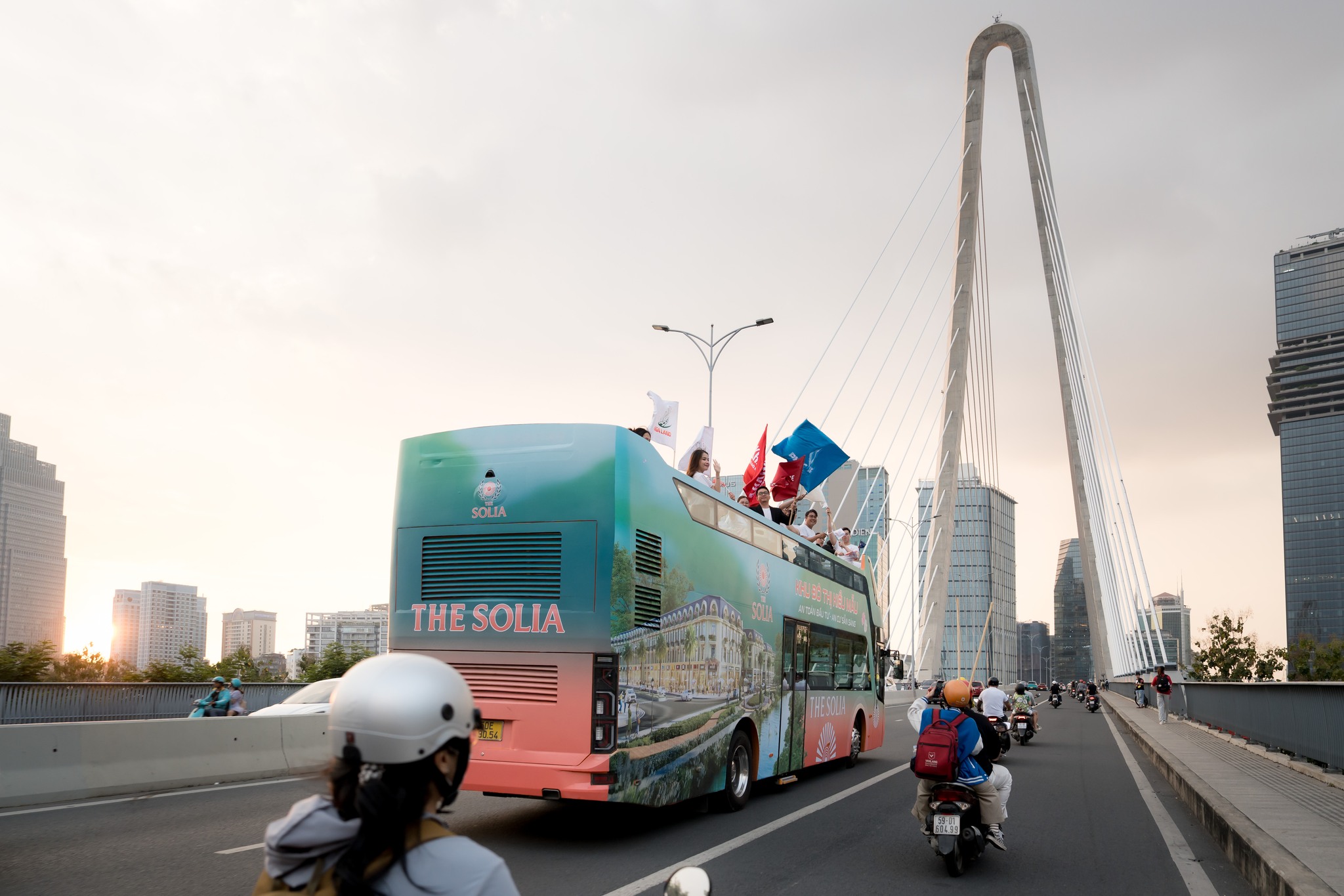 Chuyến xe The Solia trên cầu Thủ Thiêm